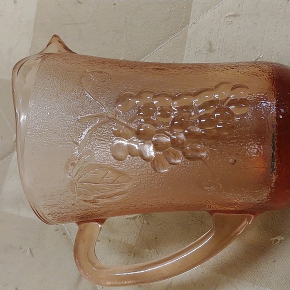 Pink glass milk/cream pitcher - Picture 5 of 5